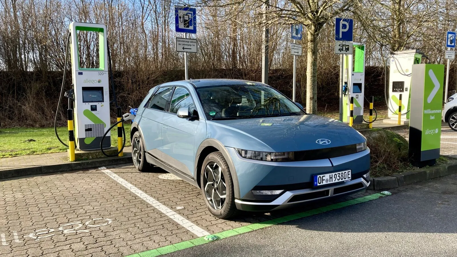 Das 800-Volt-System soll für schnelle Ladezeiten sorgen. Zumindest im Winter schaffte der Ioniq 5 die Werksangaben aber nicht ganz.