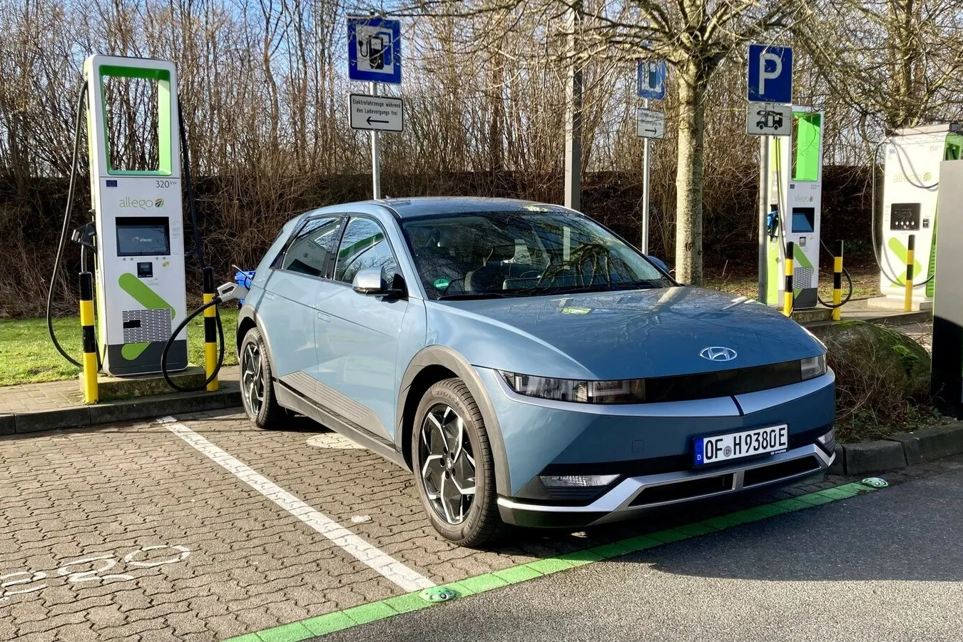 Das 800-Volt-System soll für schnelle Ladezeiten sorgen. Zumindest im Winter schaffte der Ioniq 5 die Werksangaben aber nicht ganz.