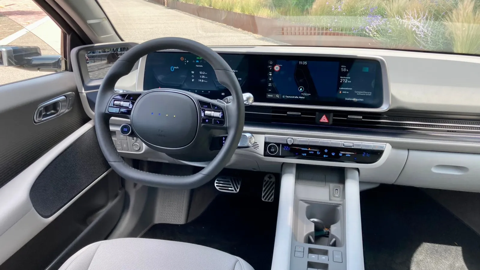 Mit zwei 12,25-Zoll-Bildschirmen gleicht der Ioniq 6 seinem Plattformbruder Ioniq 5 optisch nur im Interieur.