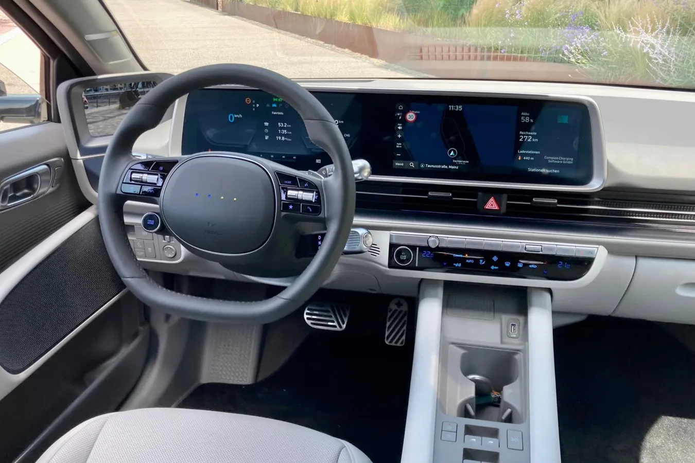 Mit zwei 12,25-Zoll-Bildschirmen gleicht der Ioniq 6 seinem Plattformbruder Ioniq 5 optisch nur im Interieur.