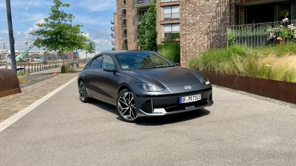 Flache Front für die Aerodynamik: Der Hyundai Ioniq 6 ist schon optisch auf Effizienz getrimmt.