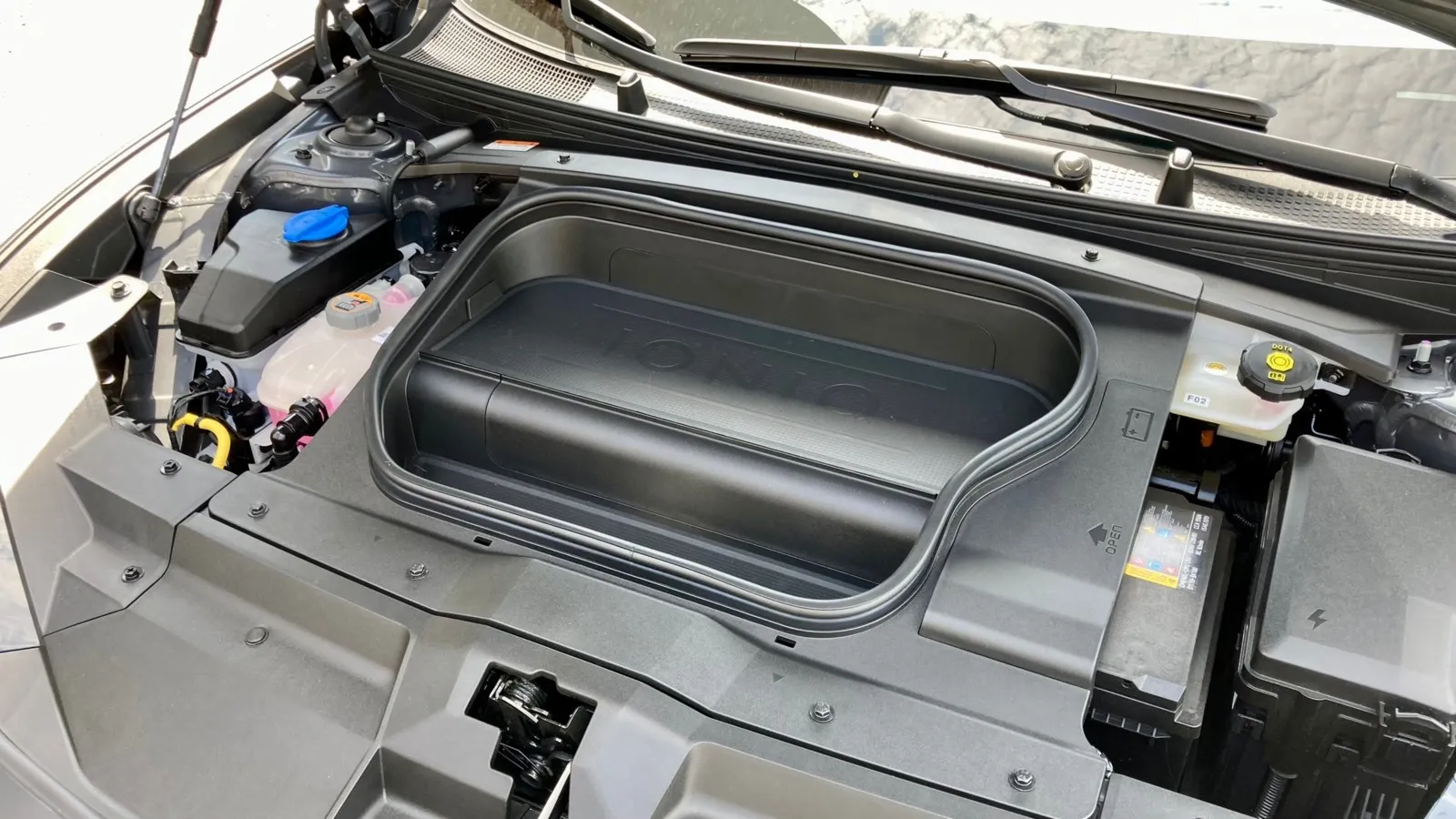 Ein Zusatzfach unter der Fronthaube (Frunk) gibt es auch im Ioniq 6. 45 Liter fasst es im Hecktriebler, 15 Liter (Bild) im Allradler.