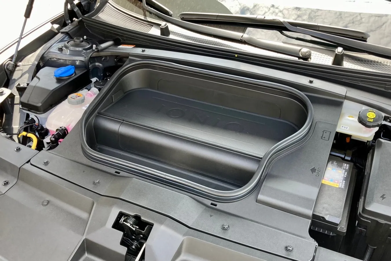 Ein Zusatzfach unter der Fronthaube (Frunk) gibt es auch im Ioniq 6. 45 Liter fasst es im Hecktriebler, 15 Liter (Bild) im Allradler.