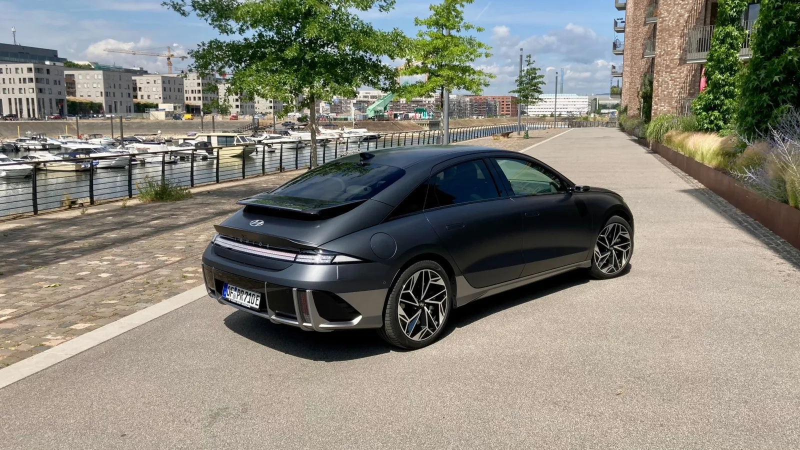 Auch und besonders das flache Heck des Ioniq 6 – es erinnert uns an den Porsche 911 – folgt den Vorgaben der Aerodynamik.