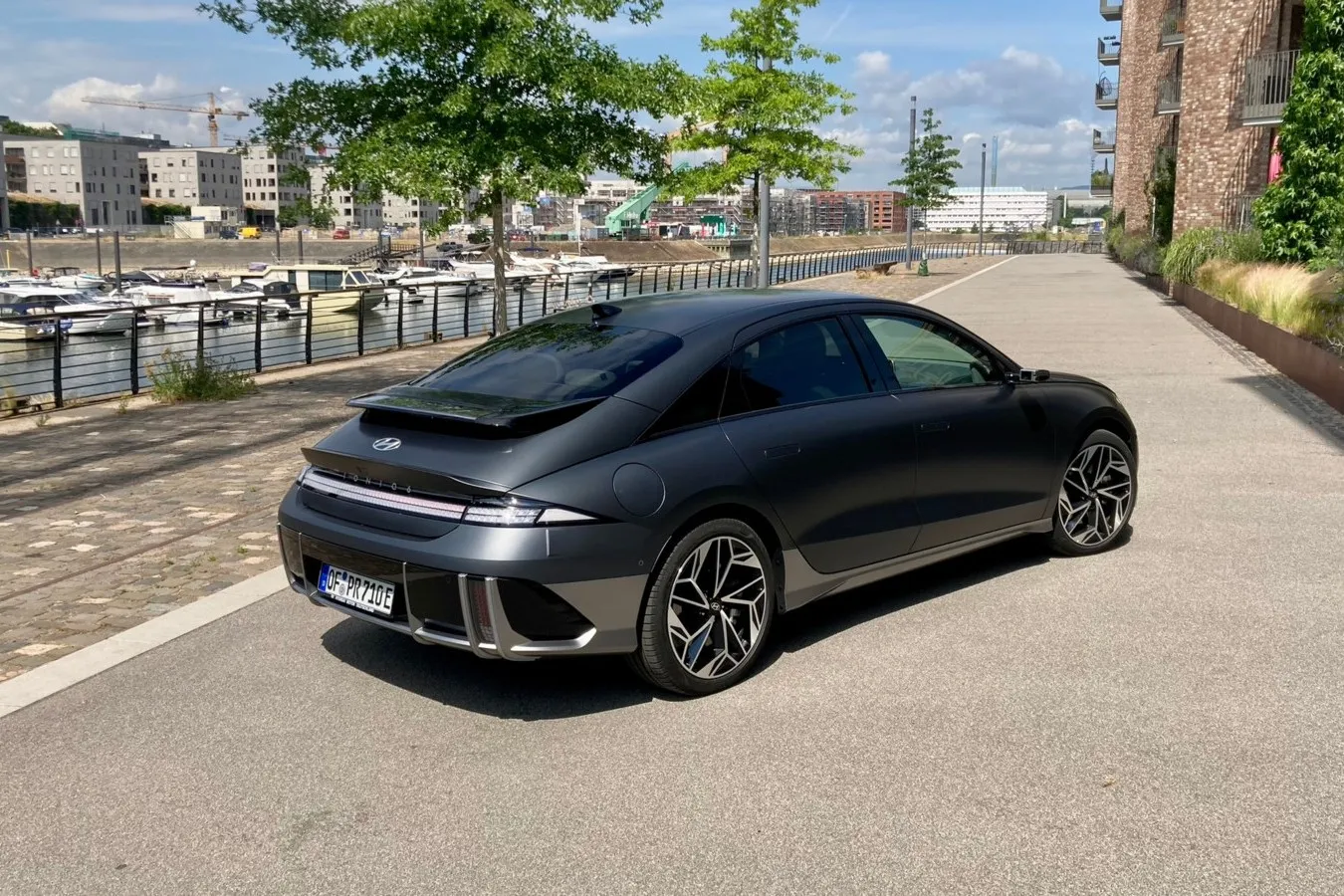 Auch und besonders das flache Heck des Ioniq 6 – es erinnert uns an den Porsche 911 – folgt den Vorgaben der Aerodynamik.