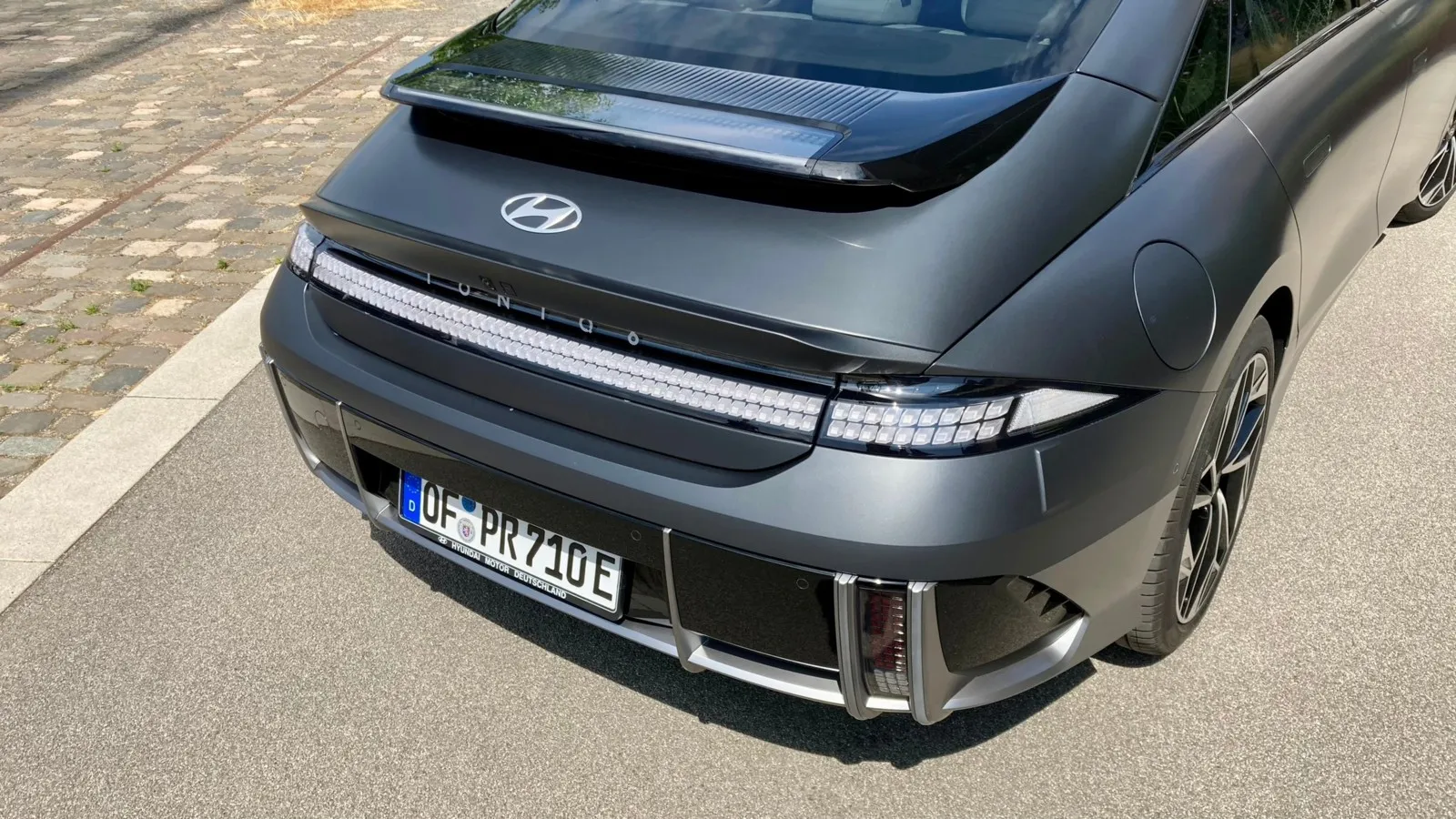 Ein durchgängiges Leuchtenband und der große Spoiler kennzeichnen die elektrische Hyundai-Limousine zusätzlich.
