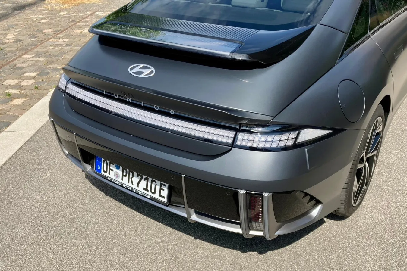 Ein durchgängiges Leuchtenband und der große Spoiler kennzeichnen die elektrische Hyundai-Limousine zusätzlich.