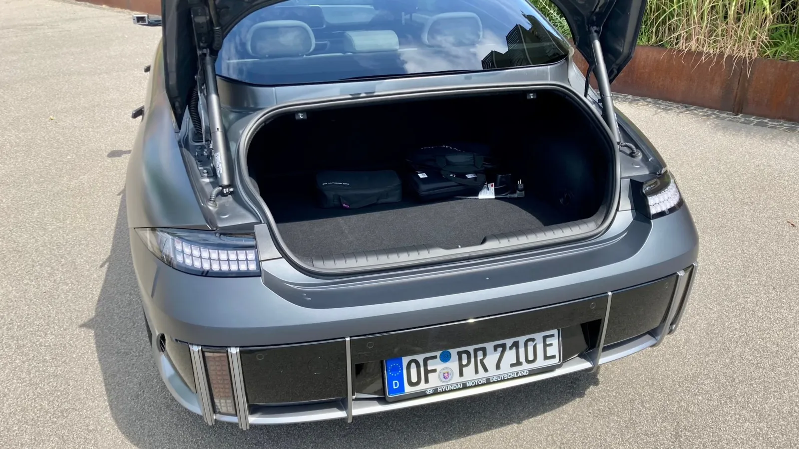 Der mit 401 Litern Fassungsvolumen recht kleine Kofferraum des Ioniq 6 ist nur durch einen Heckdeckel zugänglich.