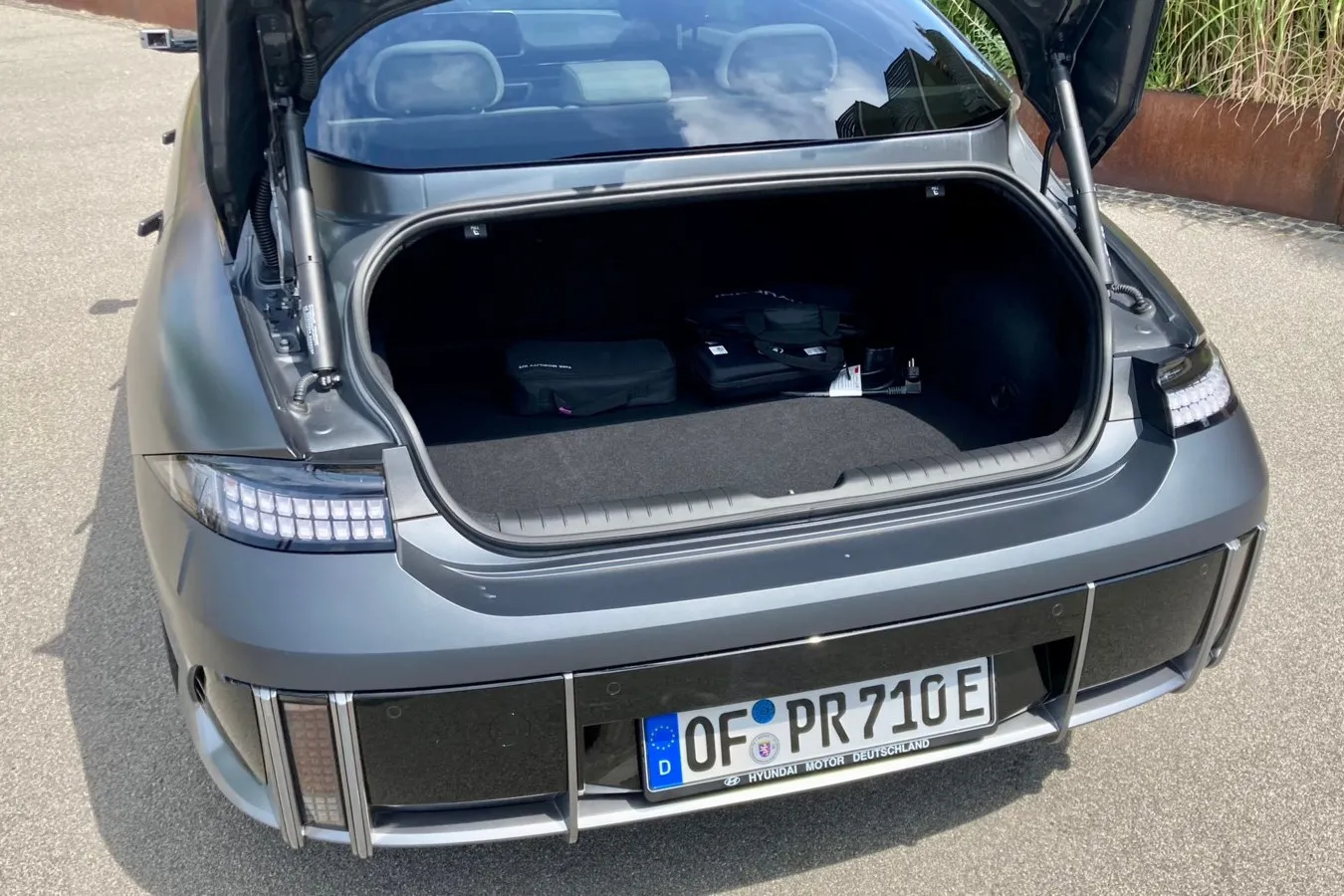 Der mit 401 Litern Fassungsvolumen recht kleine Kofferraum des Ioniq 6 ist nur durch einen Heckdeckel zugänglich.