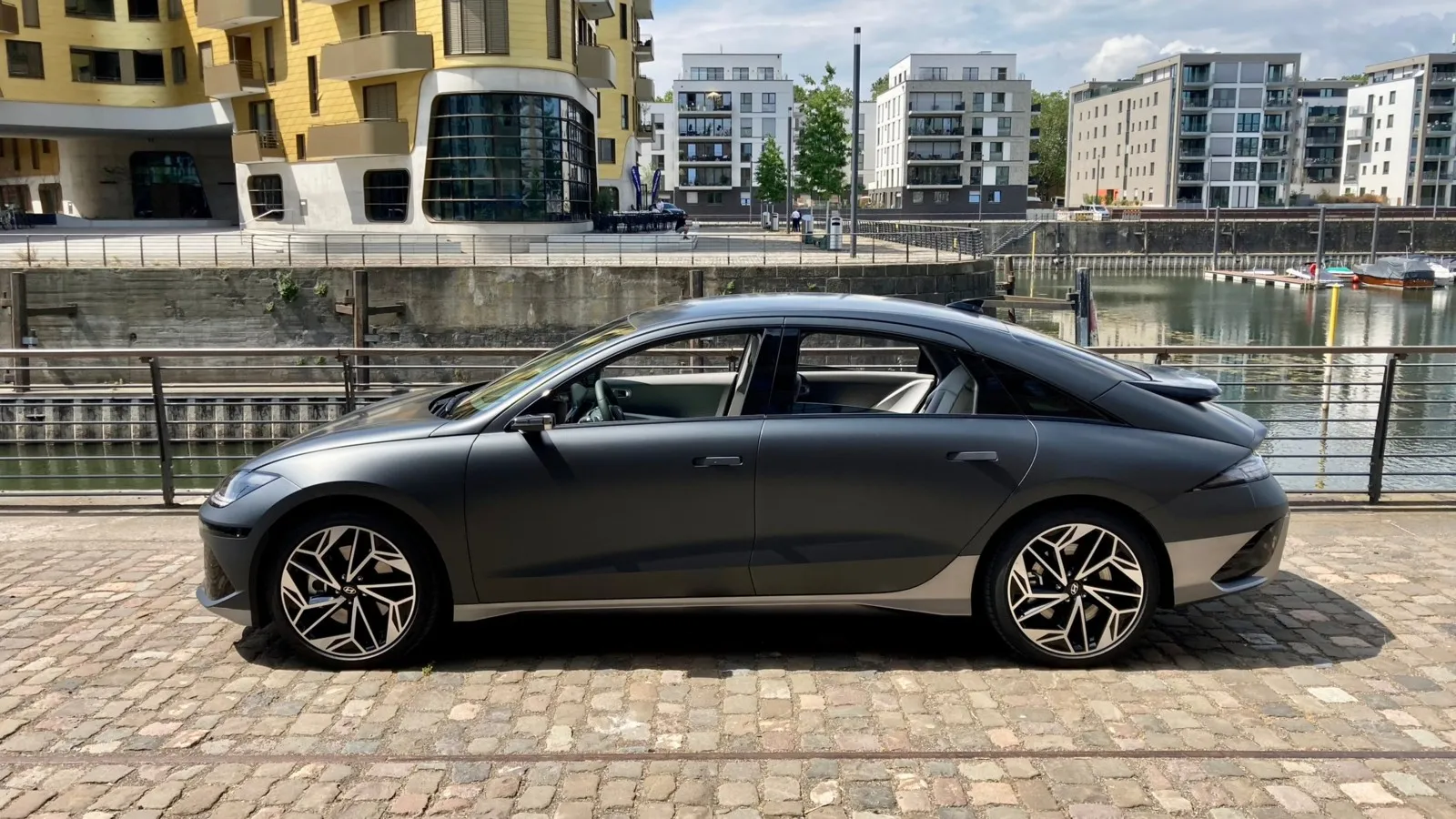 Unkonventionelle Silhouette mit Kuppeldach und flach auslaufendem Heck: Der Hyundai Ioniq 6 fällt auf.