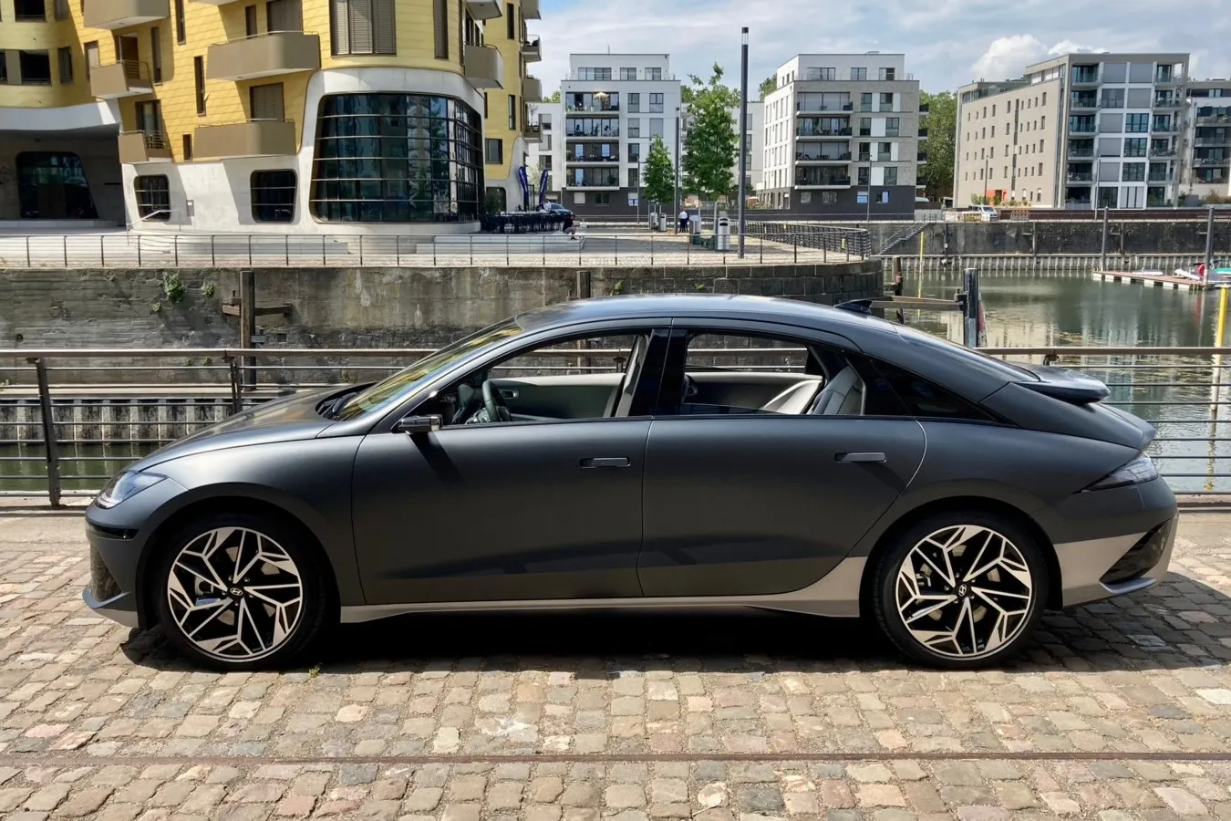 Unkonventionelle Silhouette mit Kuppeldach und flach auslaufendem Heck: Der Hyundai Ioniq 6 fällt auf.