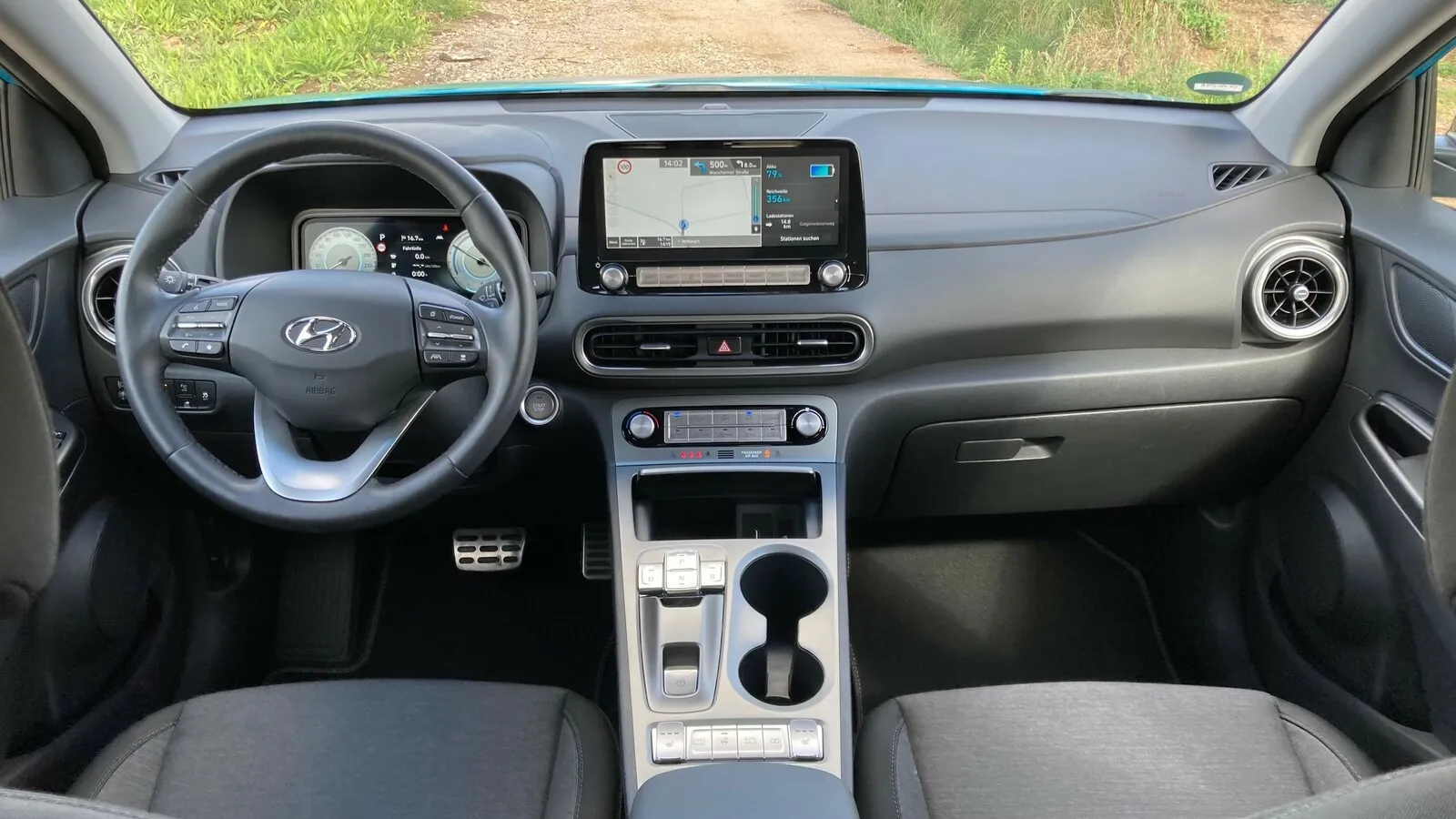 10,25-Zoll.Digitalinstrumente sind im Kona Elektro Serie, der Touchscreen misst je nach Ausstattung 8 oder (wie im Bild) ebenfalls 10,25 Zoll.