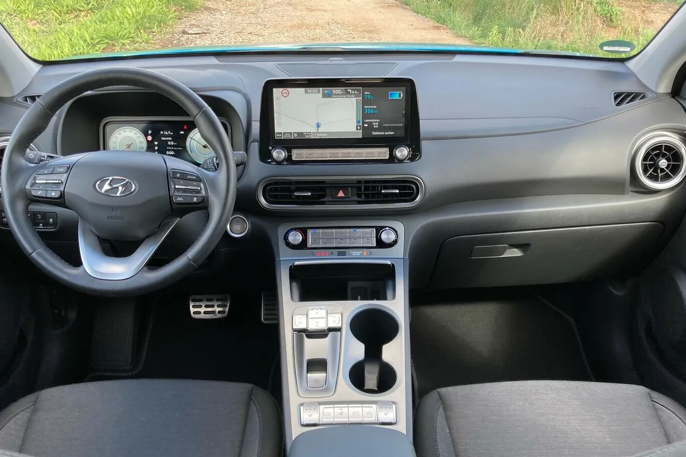 10,25-Zoll.Digitalinstrumente sind im Kona Elektro Serie, der Touchscreen misst je nach Ausstattung 8 oder (wie im Bild) ebenfalls 10,25 Zoll.
