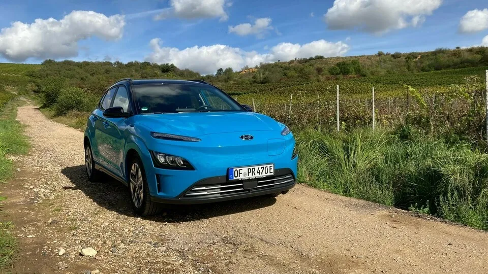 Der Hyundai Kona Elektro fährt seit Anfang 2021 in überarbeiteter Form vor.