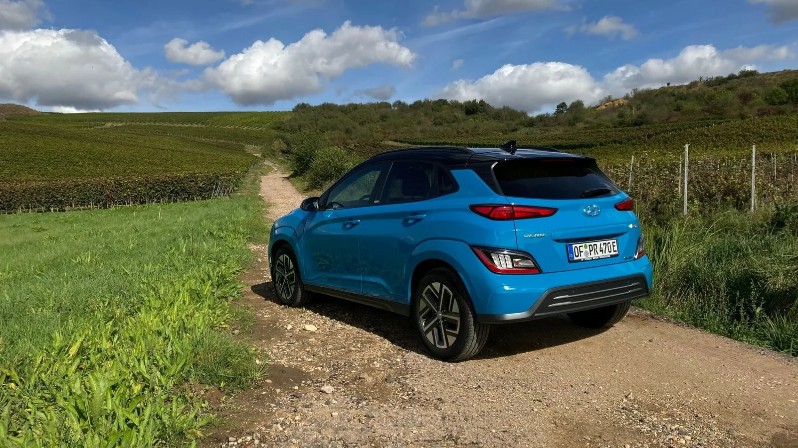 Das B-SUV fährt in zwei Versionen vor: mit 136 PS und 39,2-kWh-Akku oder mit 204 PS und 64,0 kWh großer Batterie.