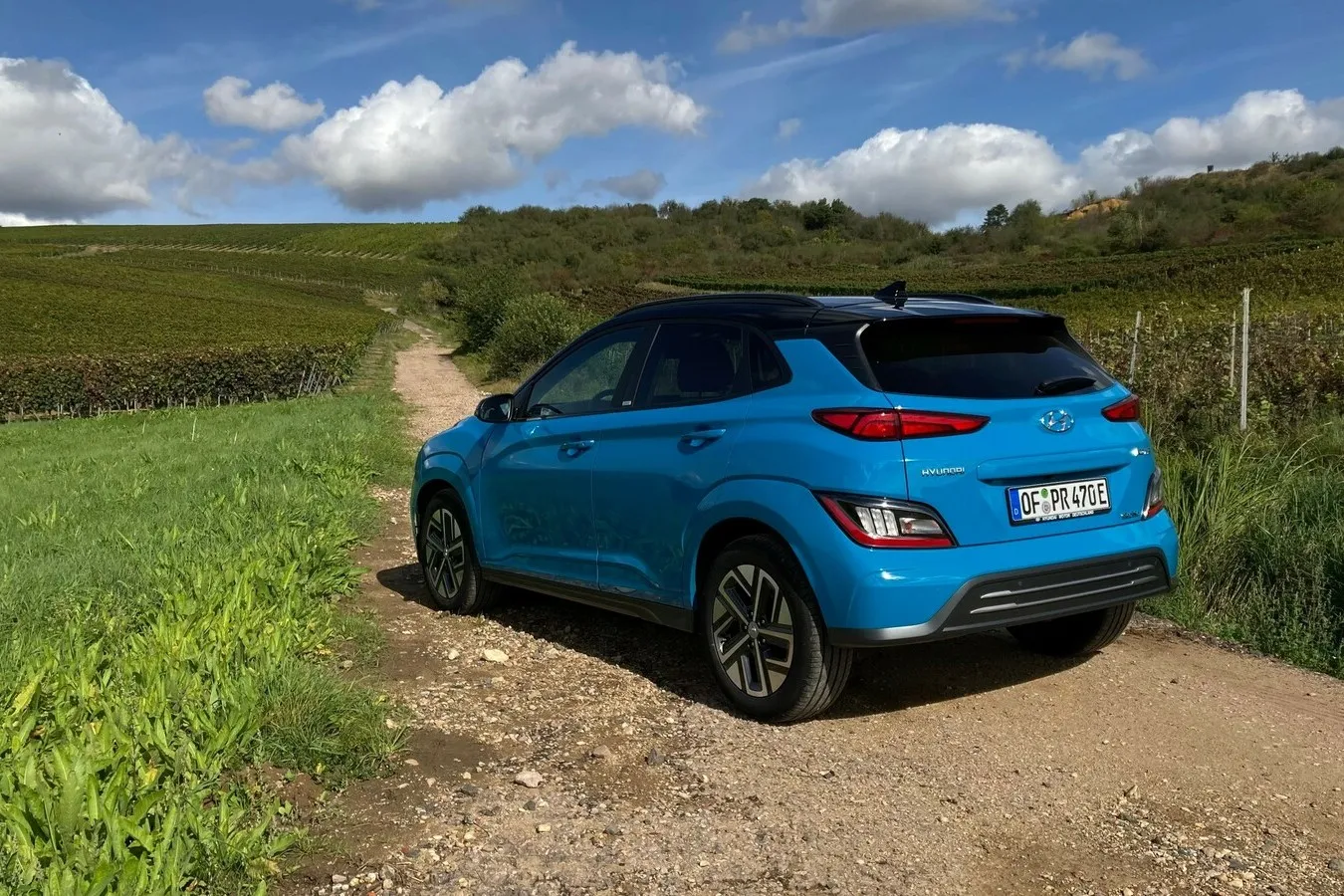 Das B-SUV fährt in zwei Versionen vor: mit 136 PS und 39,2-kWh-Akku oder mit 204 PS und 64,0 kWh großer Batterie.