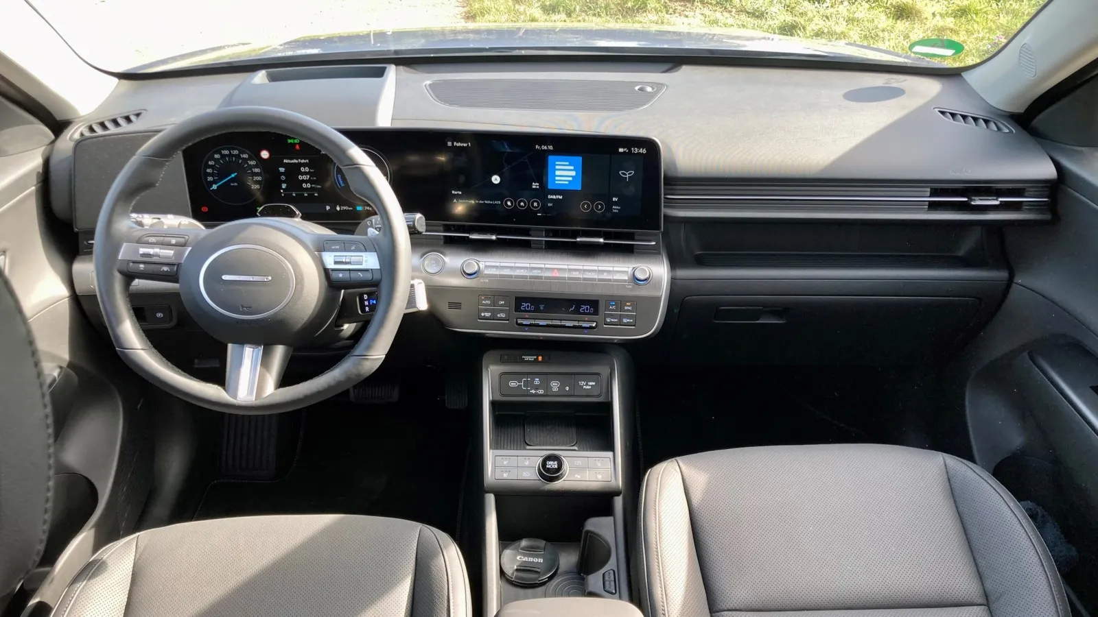 Den 12,25-Zoll-Touchscreen liefert Hyundai in jedem Kona, die gleich großen Digitalinstrumente gibt es ab Trend. Im Kona Elektro sind sie immer an Bord.