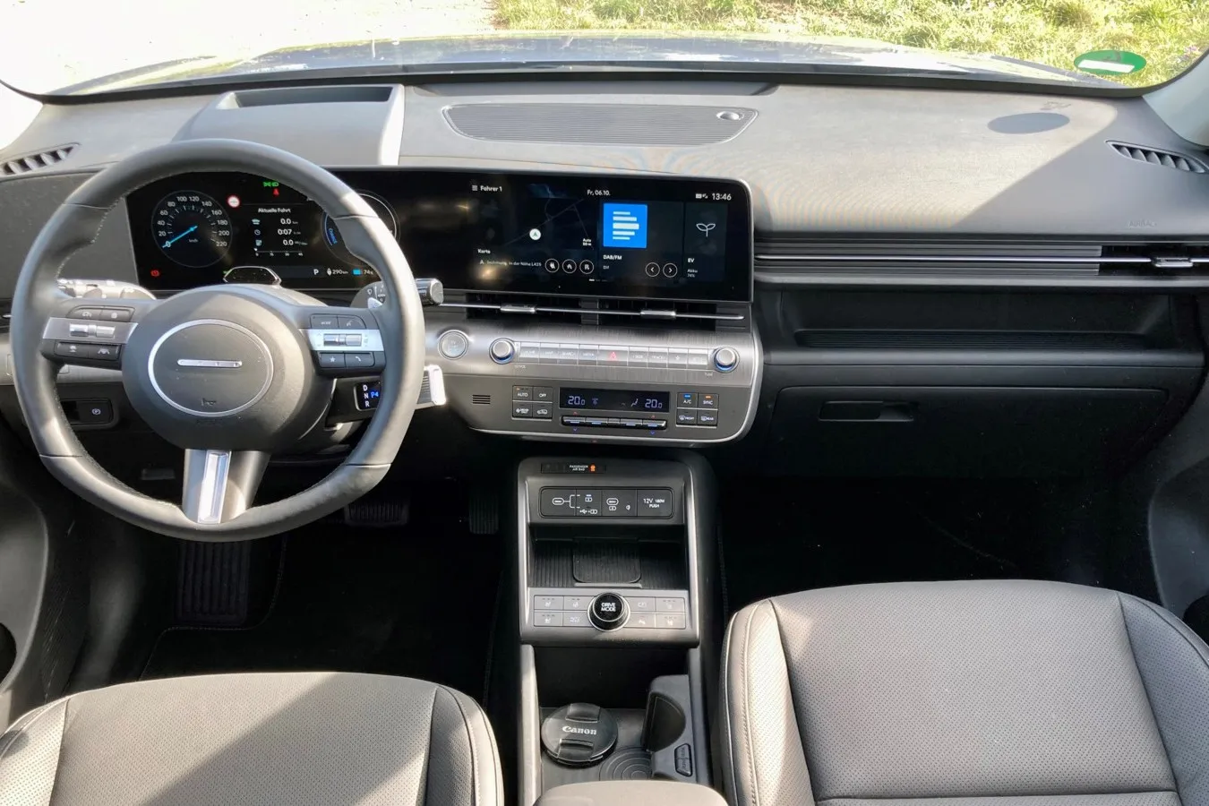 Den 12,25-Zoll-Touchscreen liefert Hyundai in jedem Kona, die gleich großen Digitalinstrumente gibt es ab Trend. Im Kona Elektro sind sie immer an Bord.