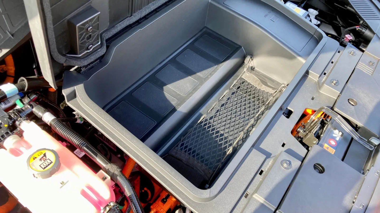 Der 27-Liter-Frunk unter der Fronthaube des Kona Elektro kommt sogar mit einem Gepäcknetz.