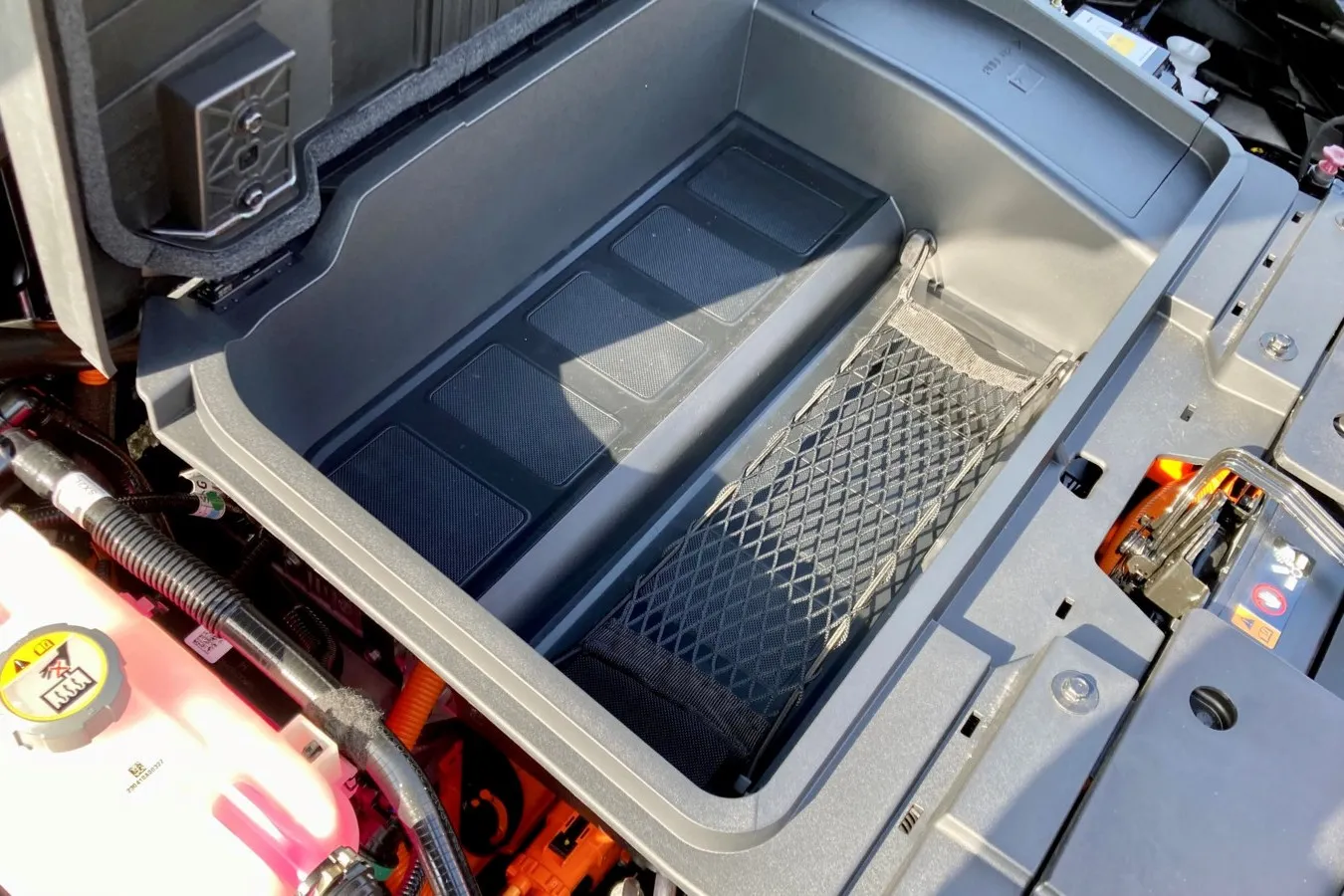 Der 27-Liter-Frunk unter der Fronthaube des Kona Elektro kommt sogar mit einem Gepäcknetz.