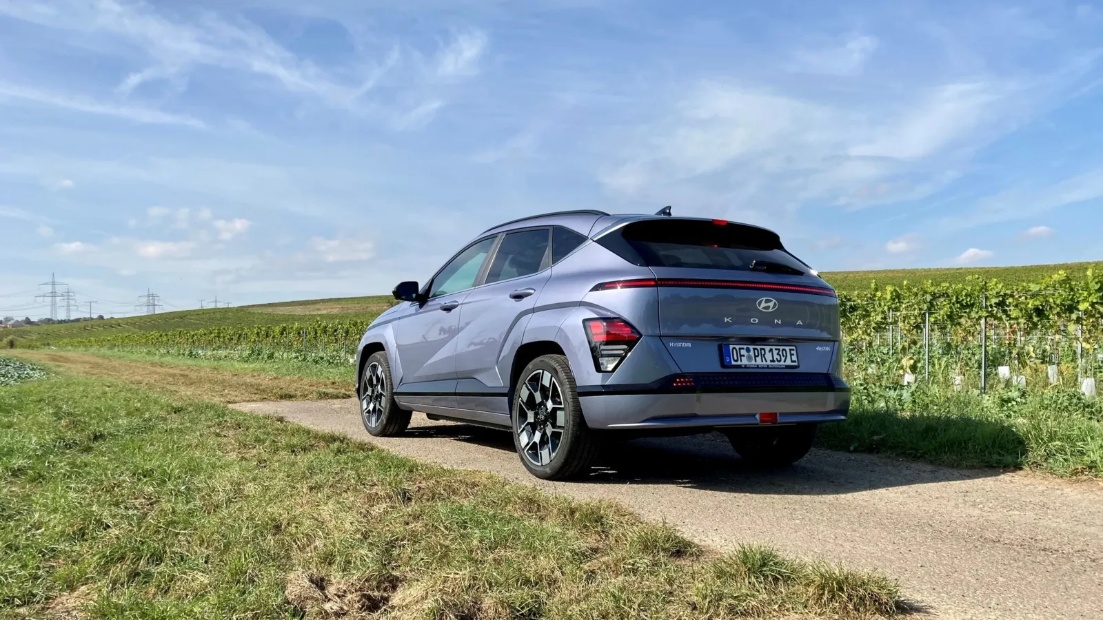 Auch am Heck des kleinen beziehungsweise mittlerweile eher kompakten SUVs gibt es ein durchgehendes Leuchtenband.