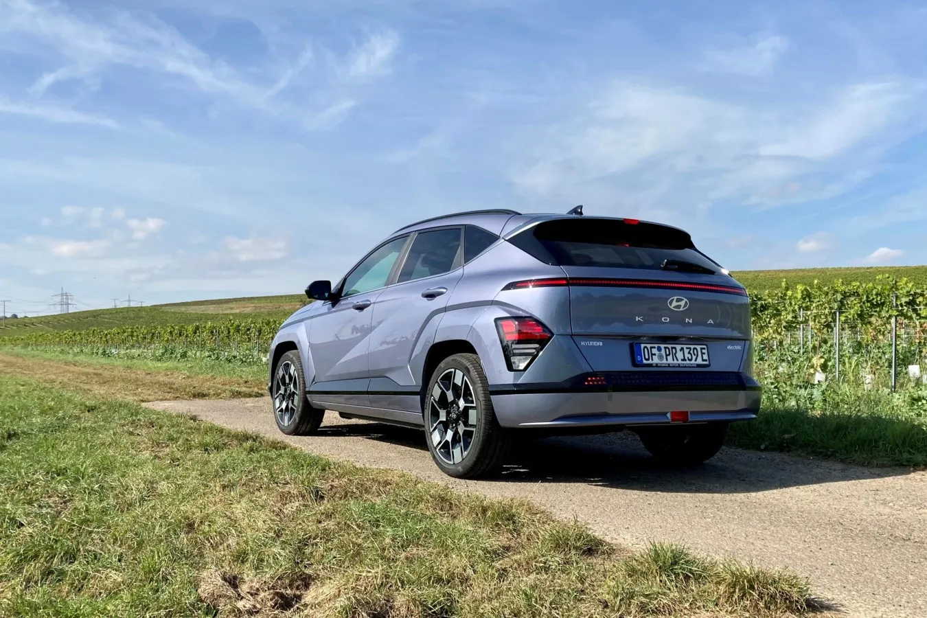 Auch am Heck des kleinen beziehungsweise mittlerweile eher kompakten SUVs gibt es ein durchgehendes Leuchtenband.