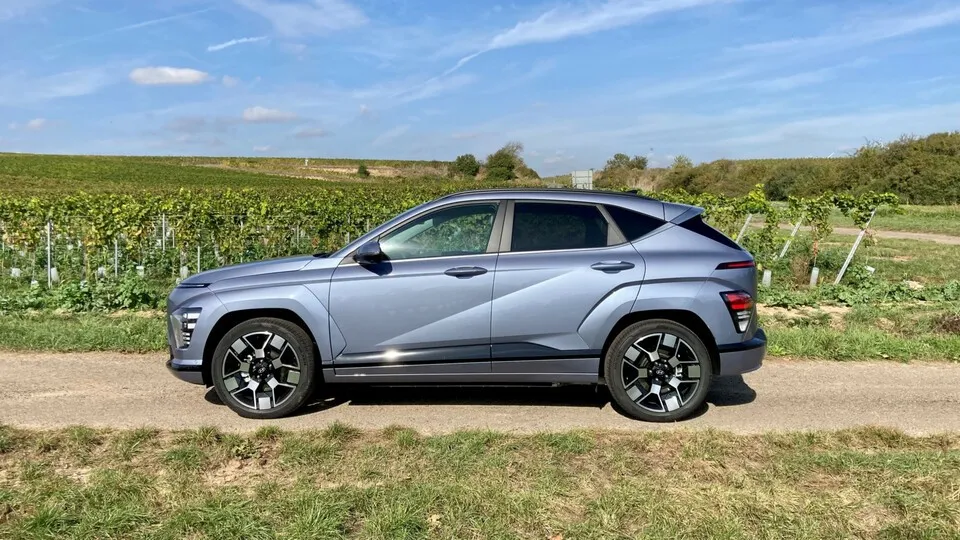 Bleibt charakterstark: Auch in der neuen Generation fährt Hyundais SUV Kona mit eigenwilligen Linien vor.