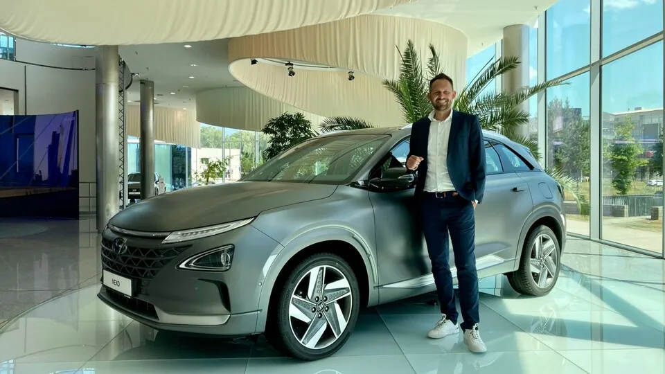 Hyundai-Großkundenchef Tobias Krumnikl vor dem Brennstoffzellen-SUV Nexo: „Derzeit verstärkt im Fokus.“