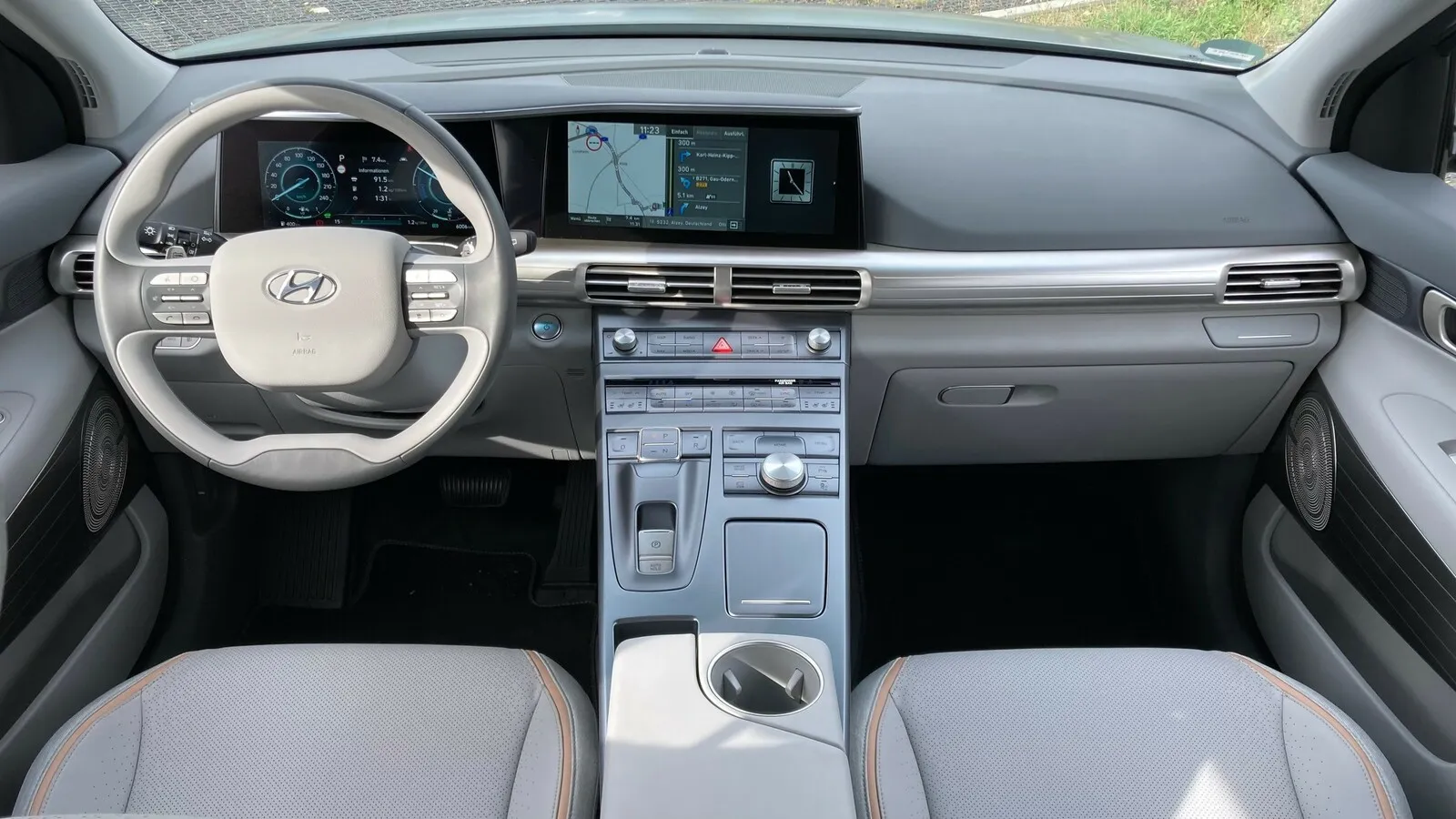Die Mittelkonsole des Hyundai Nexo wirkt auf den ersten Blick recht überfrachtet, dennoch lässt sich das Auto einfach bedienen.