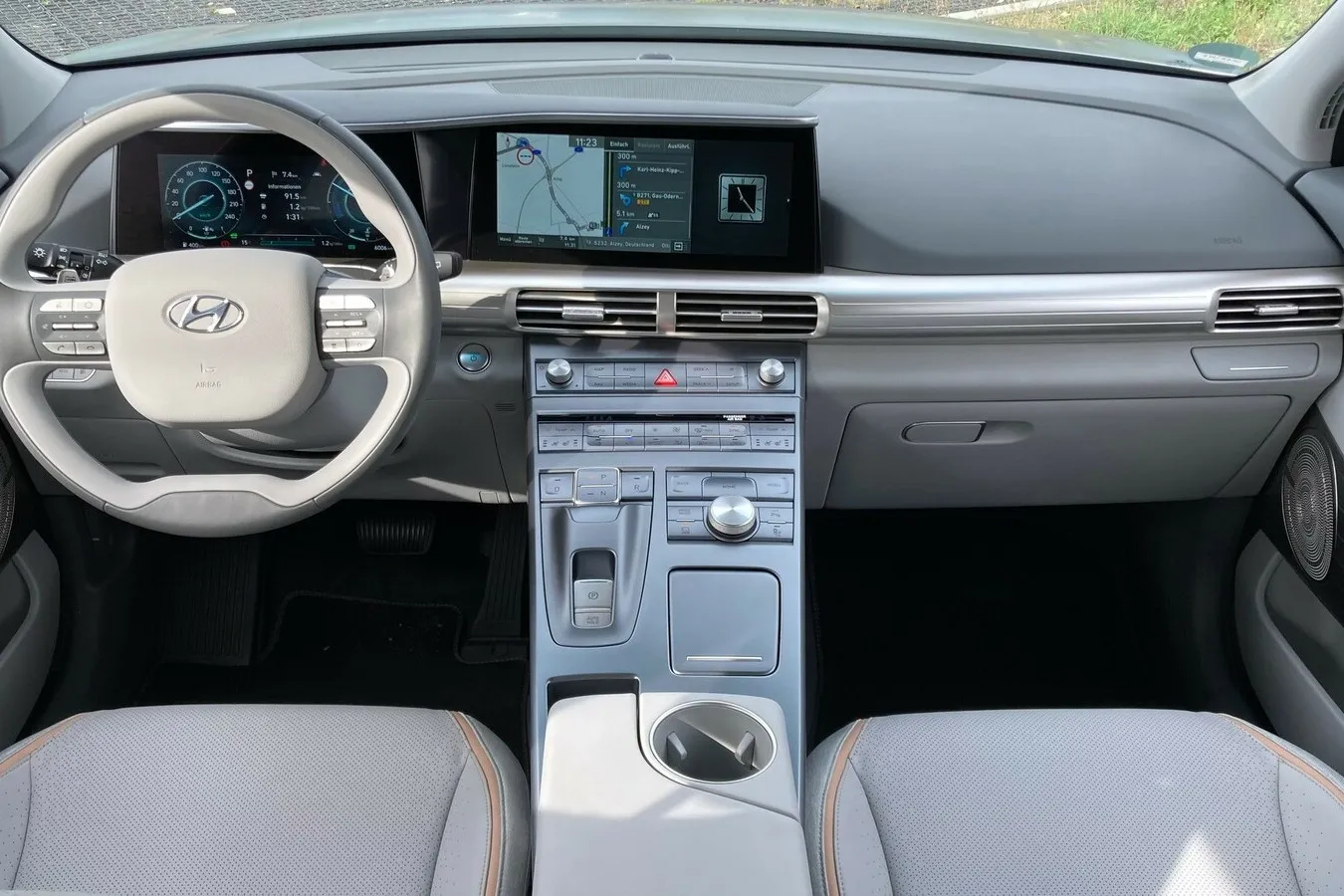 Die Mittelkonsole des Hyundai Nexo wirkt auf den ersten Blick recht überfrachtet, dennoch lässt sich das Auto einfach bedienen.
