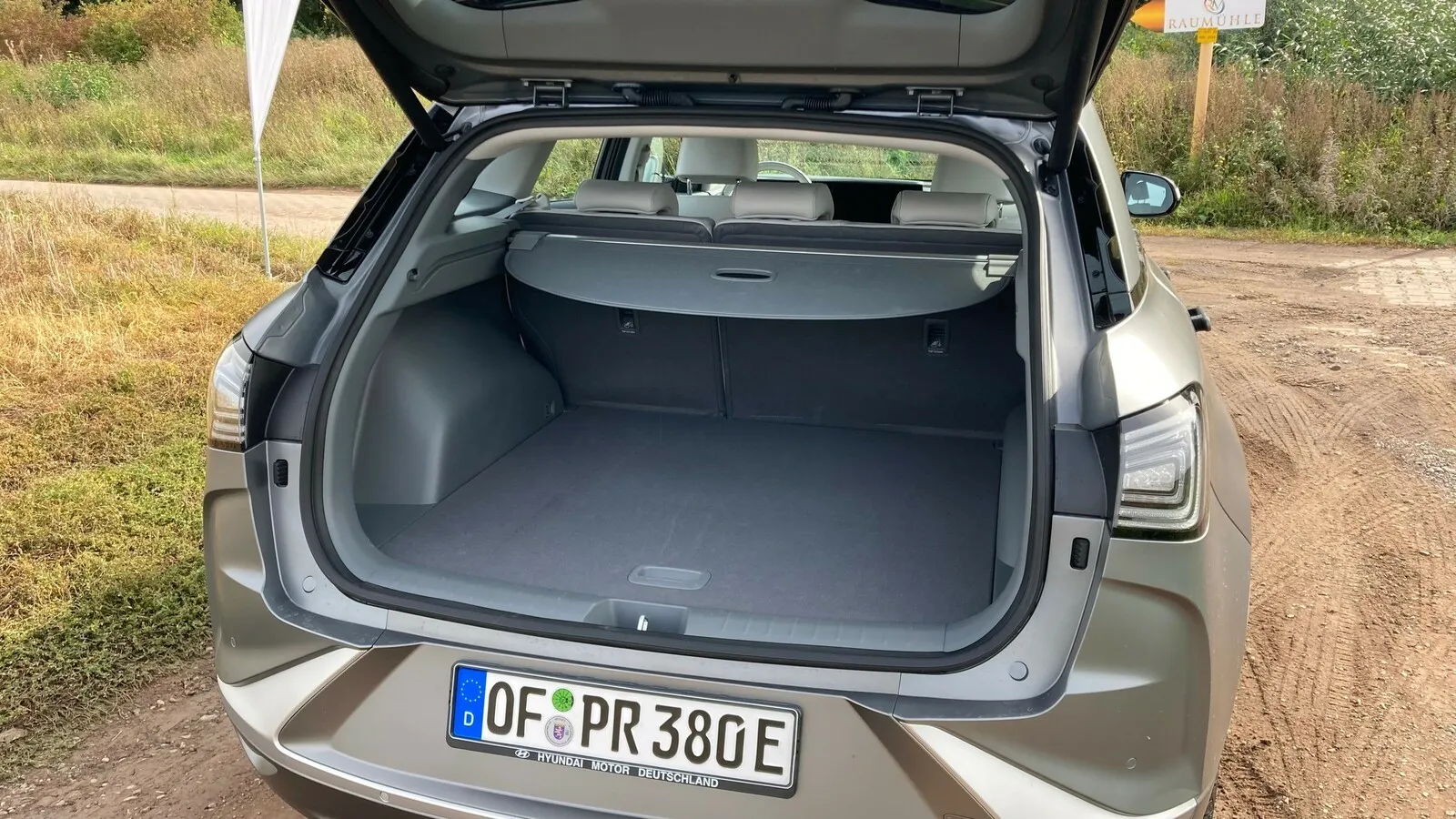 Der Kofferraum des Brennstoffzellen-SUVs ist alltagstauglich, 461 Liter passen rein.