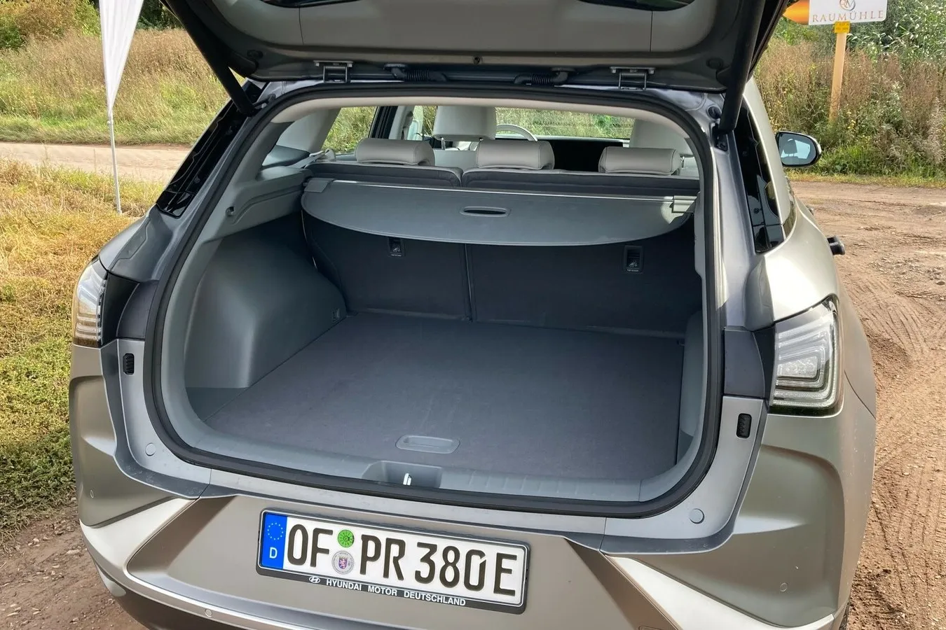 Der Kofferraum des Brennstoffzellen-SUVs ist alltagstauglich, 461 Liter passen rein.