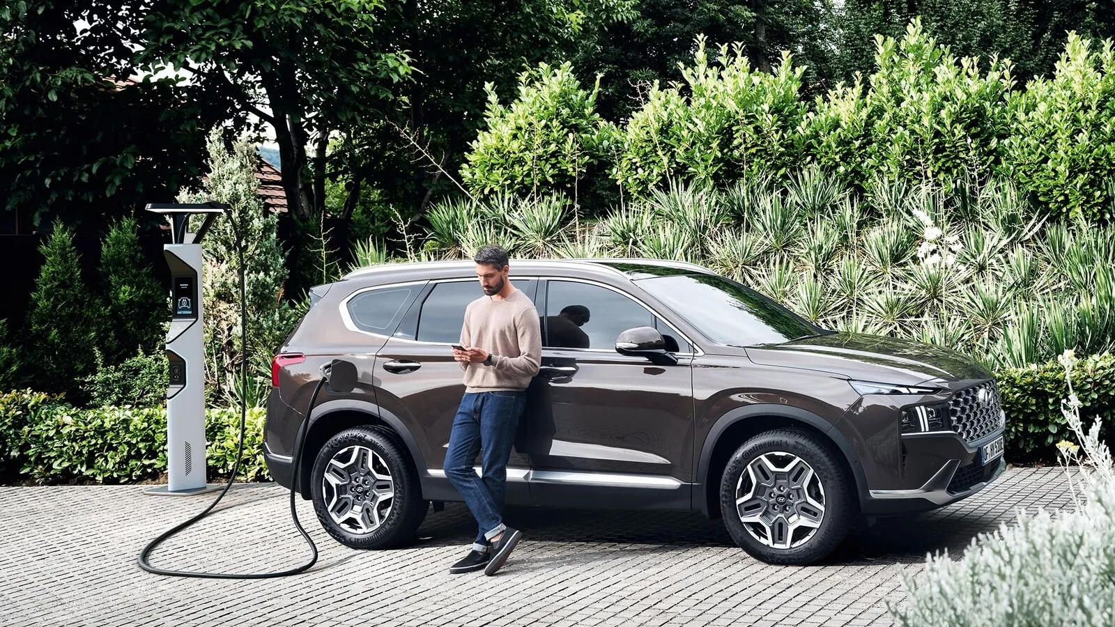 … und der größere Santa Fe als Plug-in-Hybride auf die Straße.
