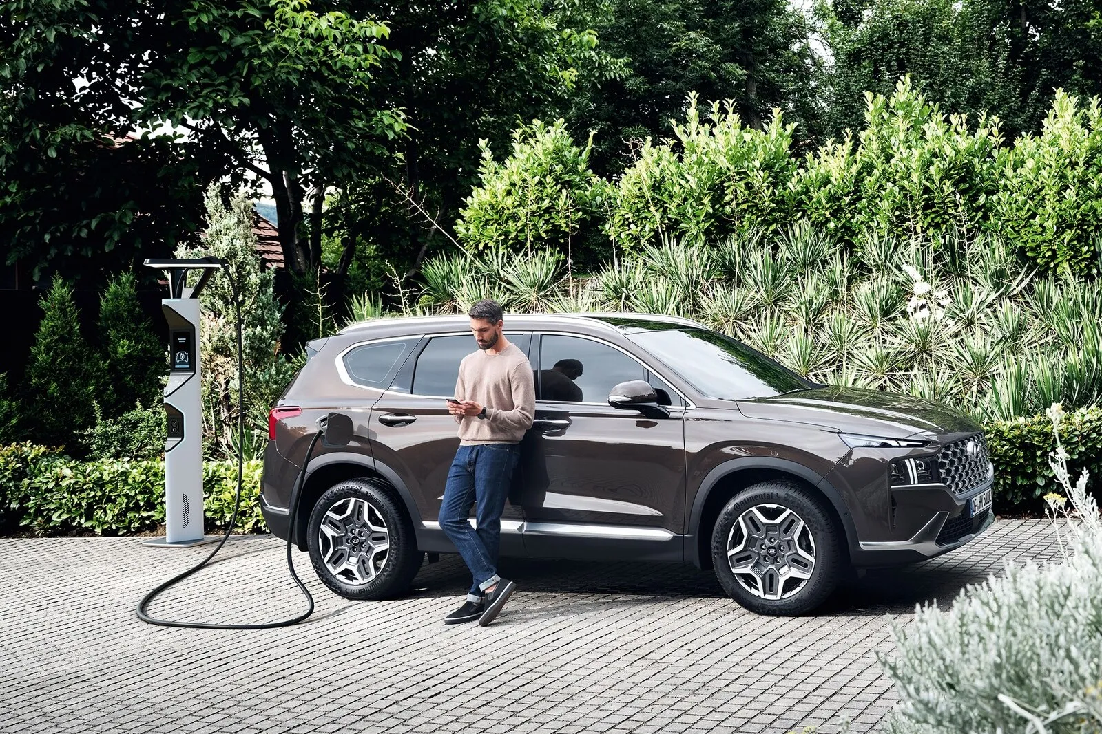 … und der größere Santa Fe als Plug-in-Hybride auf die Straße.