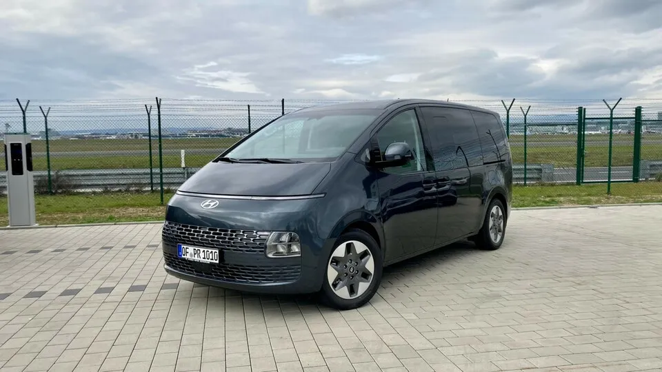 Futuristisches Design: Auch die neu Staria-Basis mit neun Sitzplätzen fällt auf.