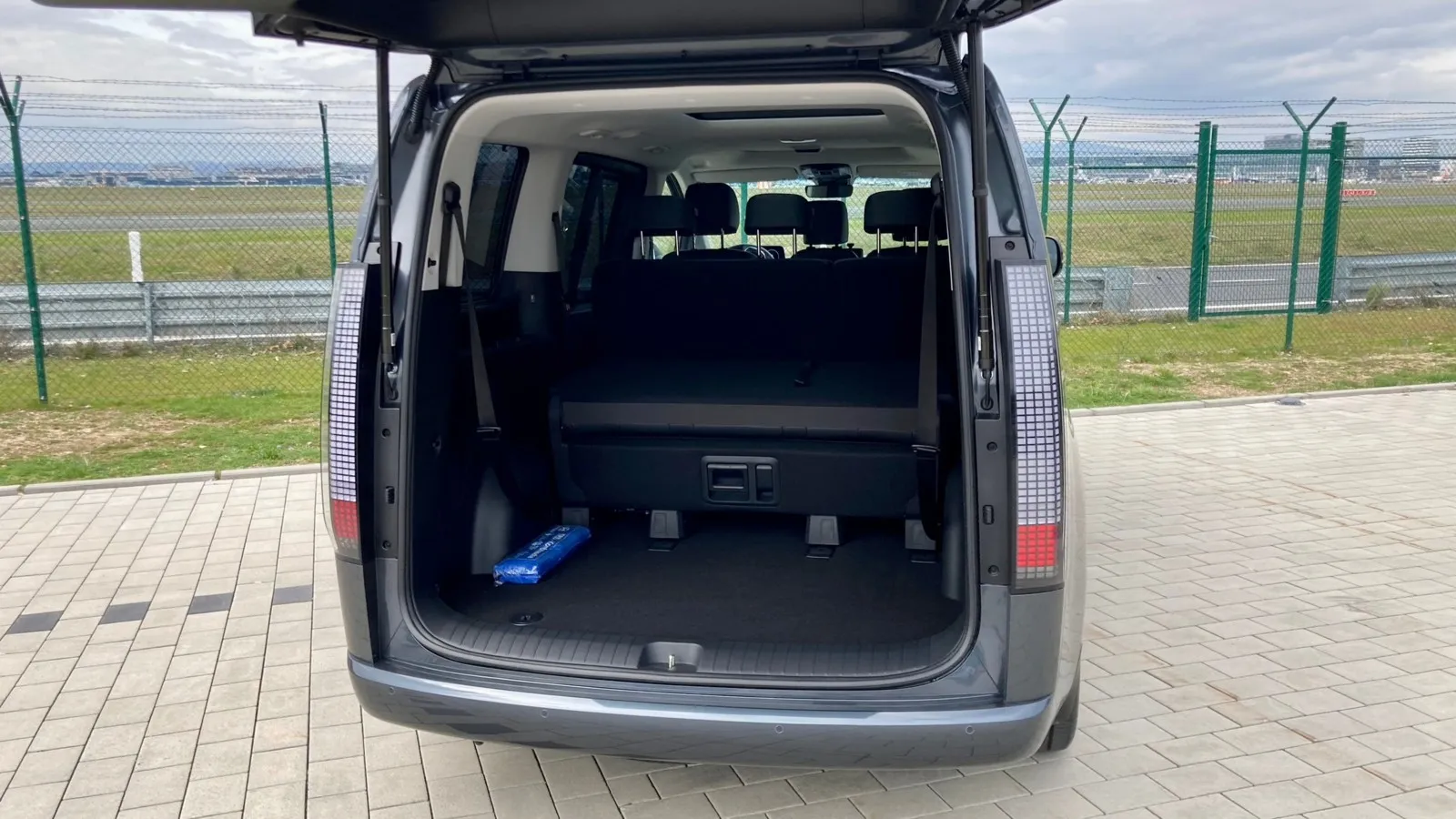 Standardmäßig passen 831 Liter Gepäck in den neunsitzigen Staria. Weil die Bänke nicht ausbaubaur sind, verschenkt er aber Ladepotenzial (maximal 1.303 Liter).