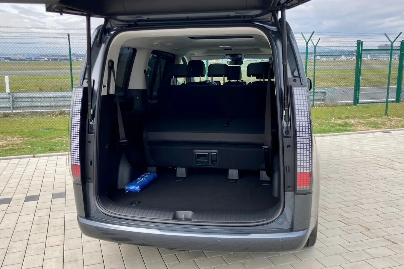 Standardmäßig passen 831 Liter Gepäck in den neunsitzigen Staria. Weil die Bänke nicht ausbaubaur sind, verschenkt er aber Ladepotenzial (maximal 1.303 Liter).