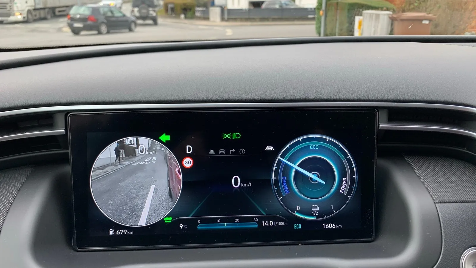 Der kamerabasierte Totowinkelassistent von Hyundai zeigt das Bild im Instrumentendisplay an.