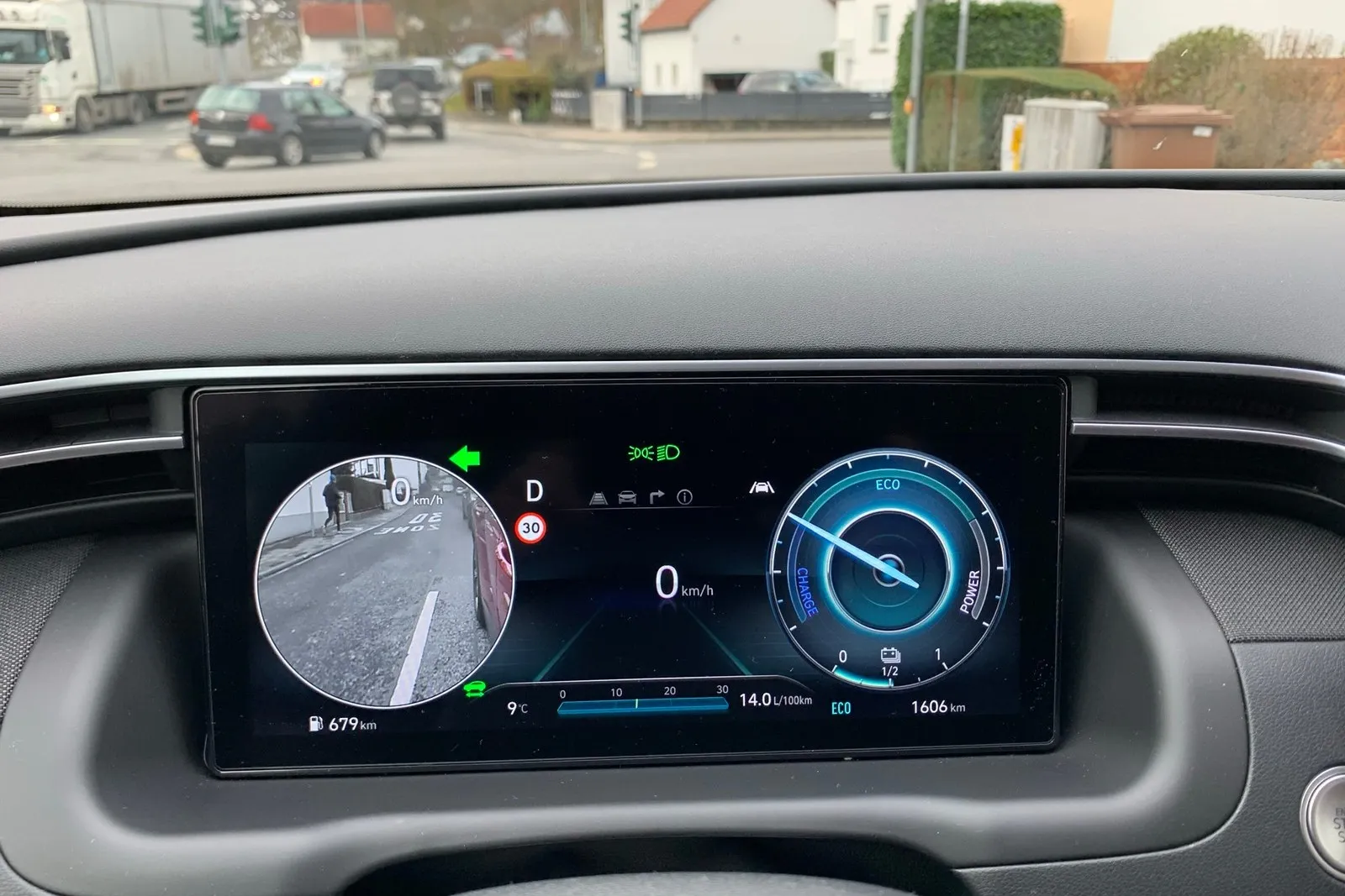 Der kamerabasierte Totowinkelassistent von Hyundai zeigt das Bild im Instrumentendisplay an.