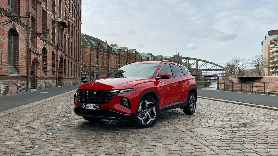 Mit seinen zweigeteilten Scheinwerfern und den LED-Tagfahrleuchten im Grill zeigt der Hyundai Tucson Gesicht.