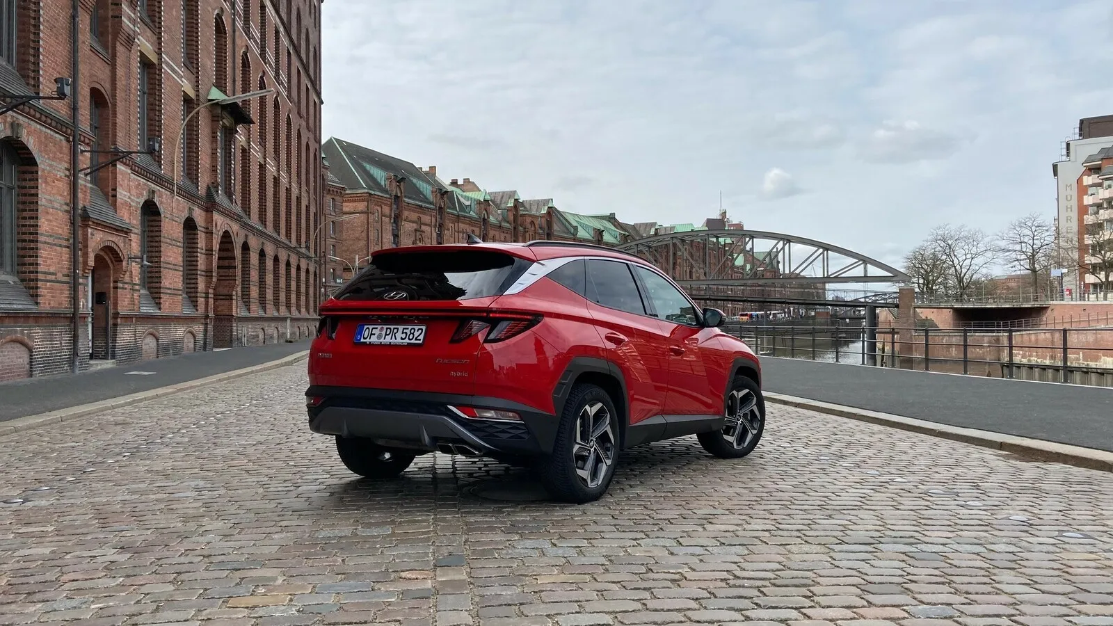 Das Heck des koreanischen Kompakt-SUVs prägt unter anderem ein durchgehendes Leuchtenband.