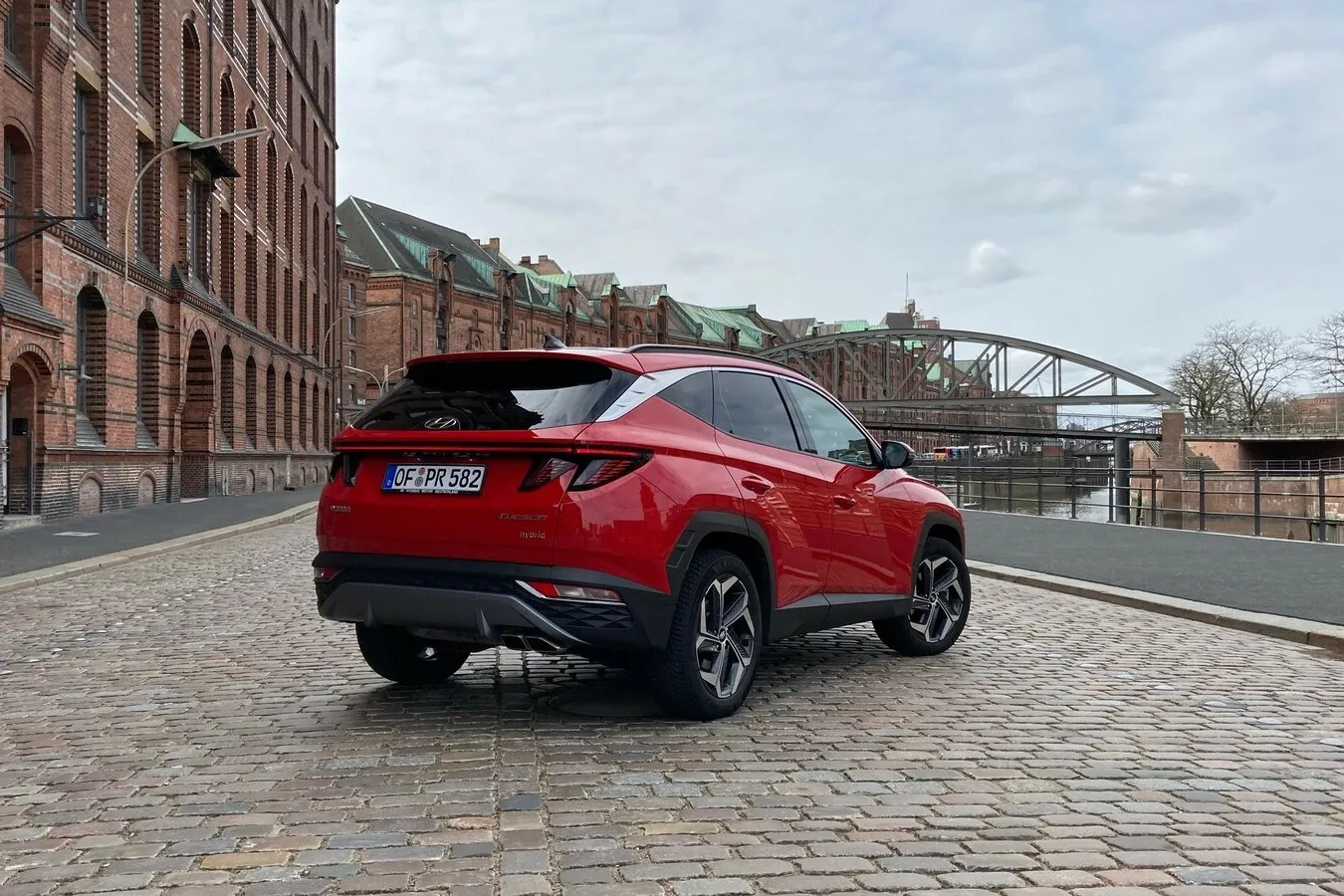 Das Heck des koreanischen Kompakt-SUVs prägt unter anderem ein durchgehendes Leuchtenband.