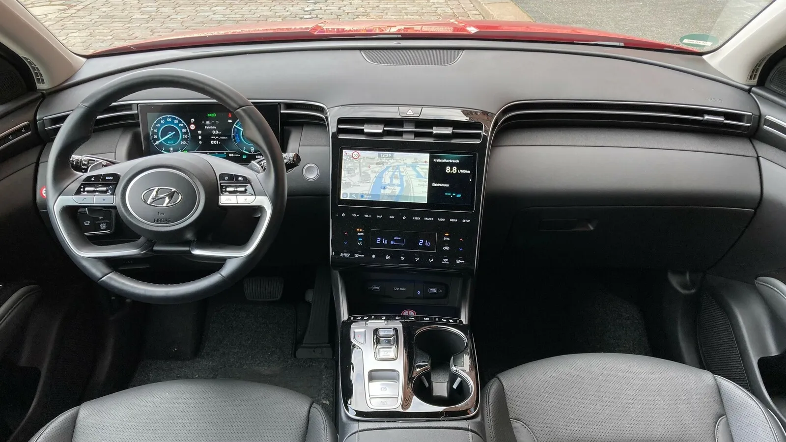 Ergonomisches Tucson-Cokpit mit angenehmer Mischung aus digitaler und analoger Bedienung.