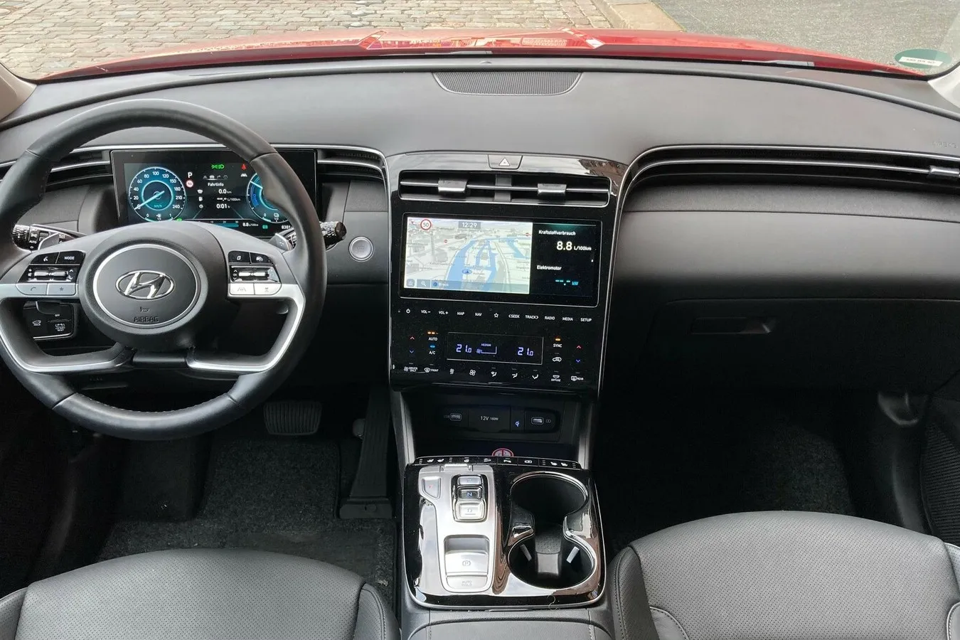 Ergonomisches Tucson-Cokpit mit angenehmer Mischung aus digitaler und analoger Bedienung.