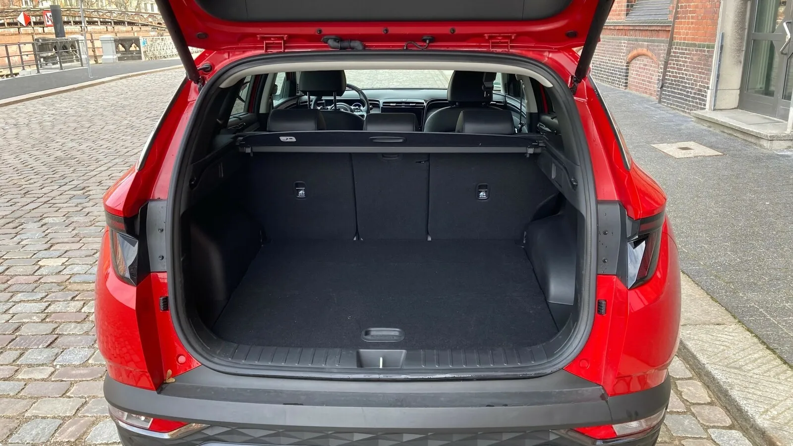 Der Hyundai Tucson ist sehr geräumig. Auch der Kofferraum fasst mit 616 bis 1.795 Litern eine Menge Gepäck.