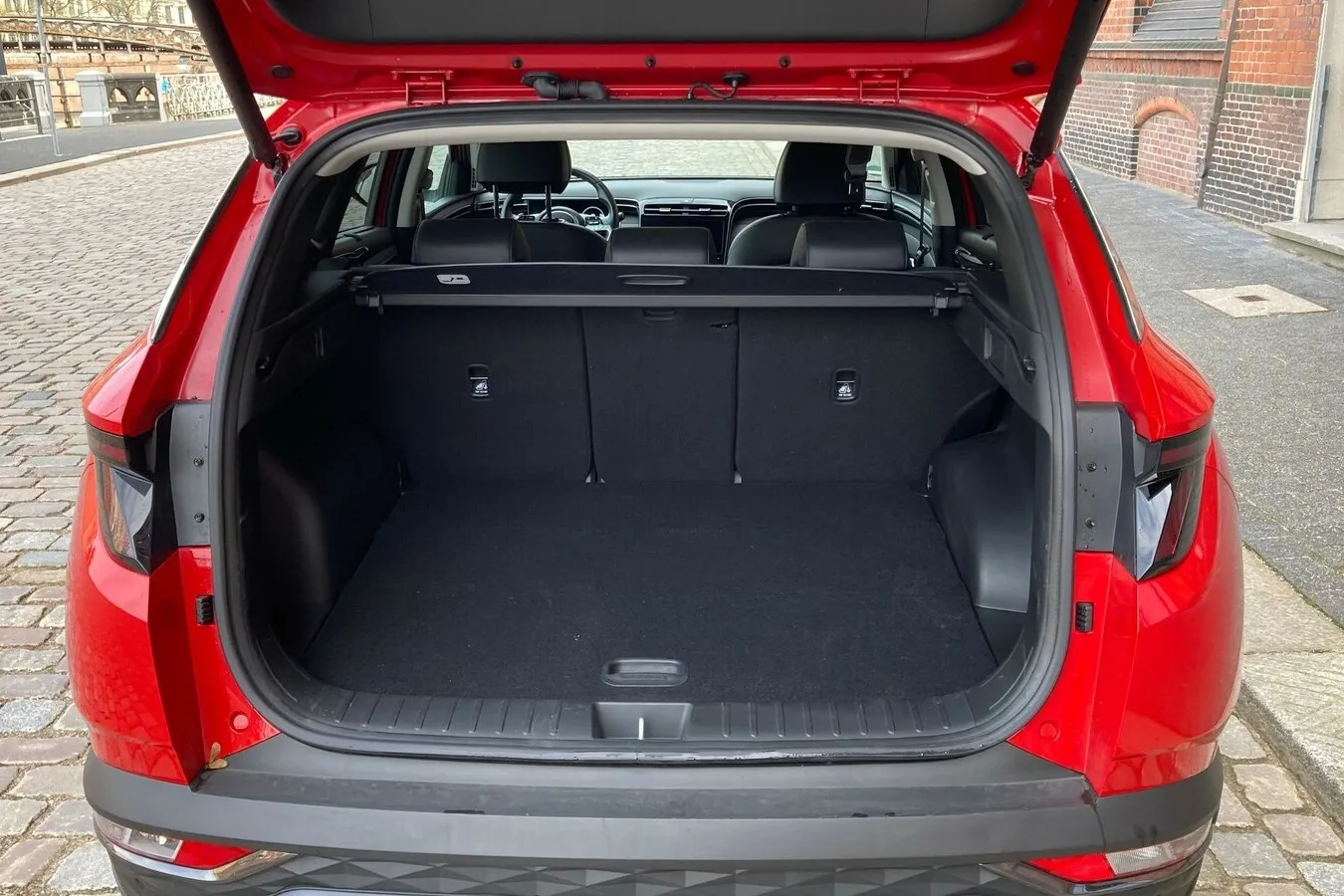 Der Hyundai Tucson ist sehr geräumig. Auch der Kofferraum fasst mit 616 bis 1.795 Litern eine Menge Gepäck.