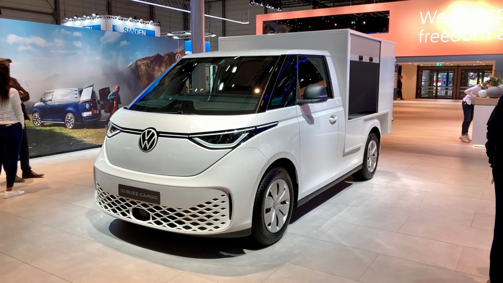 VW experimentierte auch mit einem Koffer auf ID-Buzz-Basis. In Hannover zu sehen als Studie.