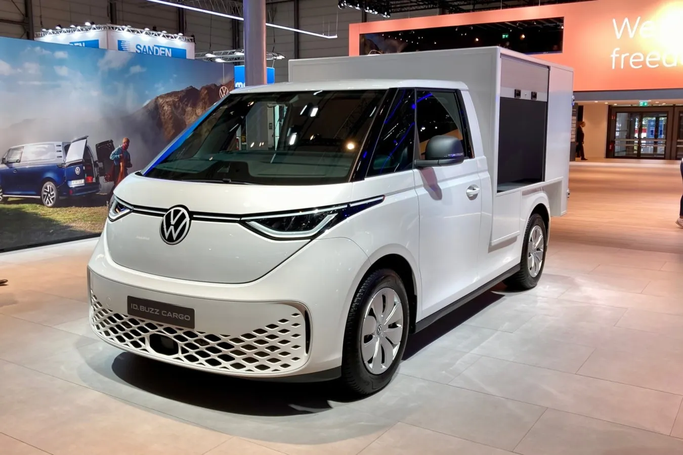 VW experimentierte auch mit einem Koffer auf ID-Buzz-Basis. In Hannover zu sehen als Studie.