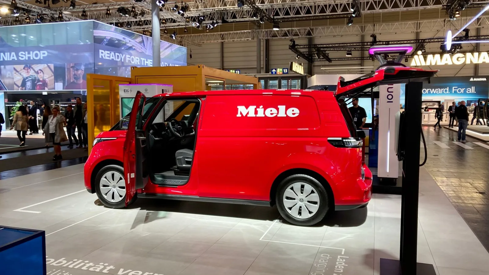 Auch das Thema Umbauten stand in Hannover im Rampenlicht. Beliebtes Demonstrations-Objekt war der neue VW ID.Buzz, hier ein Umbau für Miele auf dem VW-Stand.