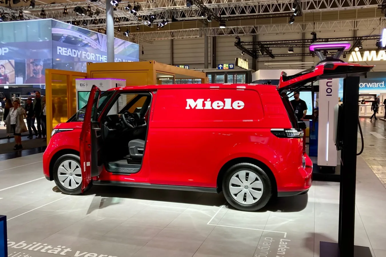 Auch das Thema Umbauten stand in Hannover im Rampenlicht. Beliebtes Demonstrations-Objekt war der neue VW ID.Buzz, hier ein Umbau für Miele auf dem VW-Stand.